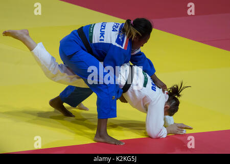 Budapest. Août 31, 2017. Clarisse Agbegnenou (haut) de la France est en concurrence avec Tina Trstenjak de Slovénie dans le cadre de la women's -63kg finale au Championnat du monde de judo 2017 Suzuki à Budapest, Hongrie le 31 août, 2017. Clarisse Agbegnenou remporte à revendiquer le titre. Credit : Attila Volgyi/Xinhua/Alamy Live News Banque D'Images