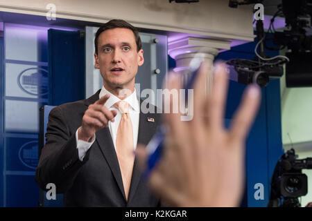 Washington, D.C., USA. Août 31, 2017. White House Homeland Security Advisor Tom Bossert parle lors d'un briefing à la Maison Blanche à Washington, DC Le 31 août 2017. Bossert a parlé de la poursuite des efforts de l'administration pour aider les personnes touchées par l'ouragan Harvey. Credit : Ken Cedeno/ZUMA/Alamy Fil Live News Banque D'Images