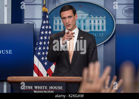 Washington, D.C., USA. Août 31, 2017. White House Homeland Security Advisor Tom Bossert parle lors d'un briefing à la Maison Blanche à Washington, DC Le 31 août 2017. Bossert a parlé de la poursuite des efforts de l'administration pour aider les personnes touchées par l'ouragan Harvey. Credit : Ken Cedeno/ZUMA/Alamy Fil Live News Banque D'Images