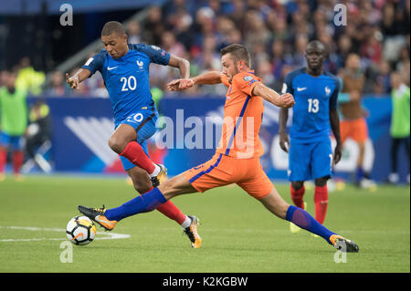 Paris, France. Août 31, 2017. Kylian Mbappe (L) de la France rivalise avec Stefan de Vrij des Pays-Bas pendant la Coupe du Monde 2018 Qualification européenne à Stades de France à Paris, France le 31 août, 2017. La France a gagné 4-0. Crédit : Jack Chan/Xinhua/Alamy Live News Banque D'Images