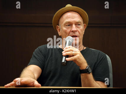 Los Angeles, CA, USA. Août 31, 2017. Corbin Bernsen, Corbin Bernsen et à Amanda Pays signent leur nouveau livre 'Open House de réinventer l'espace pour une vie simple" à Barnes & Noble du Grove en Californie le 31 août 2017. Credit : Fs/media/Alamy Punch Live News Banque D'Images