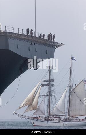 Usa. Août 31, 2017. Le Port de San Diego 2017 Festival de la voile, encadré par l'USS Essex comme l'Essex était de retourner à Port Credit : Daren Fentiman/ZUMA/Alamy Fil Live News Banque D'Images