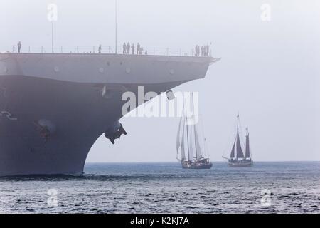 Usa. Août 31, 2017. Le Port de San Diego 2017 Festival de la voile, encadré par l'USS Essex comme l'Essex était de retourner à Port Credit : Daren Fentiman/ZUMA/Alamy Fil Live News Banque D'Images