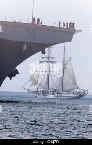 Usa. Août 31, 2017. Le Port de San Diego 2017 Festival de la voile, encadré par l'USS Essex comme l'Essex était de retourner à Port Credit : Daren Fentiman/ZUMA/Alamy Fil Live News Banque D'Images