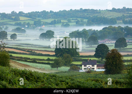 Flintshire, le Pays de Galles le 1er septembre 2017. Météo britannique. Avec le centre de stat pour l'automne commençant aujourd'hui Mère Nature laissez régions du Royaume-Uni savoir avec un départ frisquet et brume sur de nombreuses régions, y compris ceux des régions rurales Flintshire © DGDImages/Alamy Live News Banque D'Images