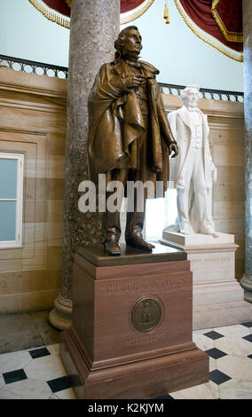 Statue de Jefferson Davis Président des Etats confédérés d'Amérique qui fait partie de la National Statuary Hall Collection dans le Capitole à Washington, DC le Jeudi, 31 août, 2017. La statue du Président Davis a été accordée à la collecte par l'État du Mississippi en 1931. La collection est composée de 100 statues, deux de chaque état. De ce nombre, douze chefs confédérés dépeindre. Les statues sont devenus controversés et il y a eu des appels pour leur retrait du Capitole. Credit : Ron Sachs/CNP - AUCUN FIL SERVICE - Photo : Ron Sachs/consolidé News Pho Banque D'Images