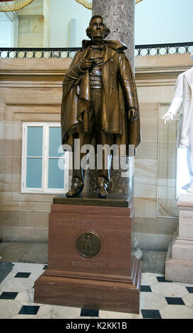 Statue de Jefferson Davis Président des Etats confédérés d'Amérique qui fait partie de la National Statuary Hall Collection dans le Capitole à Washington, DC le Jeudi, 31 août, 2017. La statue du Président Davis a été accordée à la collecte par l'État du Mississippi en 1931. La collection est composée de 100 statues, deux de chaque état. De ce nombre, douze chefs confédérés dépeindre. Les statues sont devenus controversés et il y a eu des appels pour leur retrait du Capitole. Credit : Ron Sachs/CNP - AUCUN FIL SERVICE - Photo : Ron Sachs/consolidé News Pho Banque D'Images