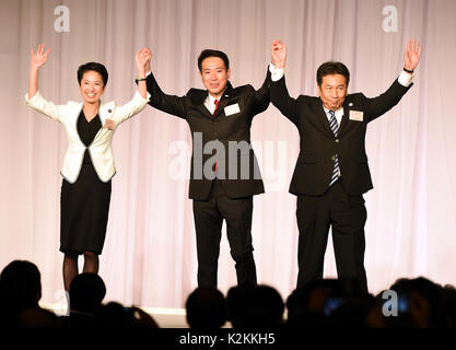 Tokyo, Japon. Du 1er septembre 2017. Seiji Maehara (C) accueille les membres du parti après avoir été choisi comme nouveau chef de l'opposition officielle, le Parti démocratique du Japon (PDJ) à Tokyo, au Japon, le 1 septembre 2017. L'ancien ministre des Affaires étrangères du Japon Seiji Maehara a été choisi par le principal parti d'opposition DPJ le vendredi comme son nouveau chef, voyant éteint son rival Yukio Edano, un poids lourd politique qui a déjà servi comme secrétaire général du cabinet, lorsque le parti était au pouvoir. Credit : Ma Ping/Xinhua/Alamy Live News Banque D'Images