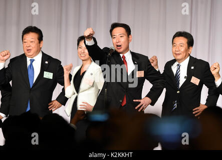 Tokyo, Japon. Du 1er septembre 2017. Seiji Maehara (2e R) slogans cris après avoir été choisi comme nouveau chef de l'opposition officielle, le Parti démocratique du Japon (PDJ) à Tokyo, au Japon, le 1 septembre 2017. L'ancien ministre des Affaires étrangères du Japon Seiji Maehara a été choisi par le principal parti d'opposition DPJ le vendredi comme son nouveau chef, voyant éteint son rival Yukio Edano, un poids lourd politique qui a déjà servi comme secrétaire général du cabinet, lorsque le parti était au pouvoir. Credit : Ma Ping/Xinhua/Alamy Live News Banque D'Images