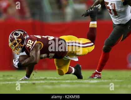 Tampa, Floride, USA. Août 31, 2017. MONICA HERNDON | fois.Redskins de Washington d'utiliser de nouveau Samaje (32 périne) passe pour un gain de 3 yards pendant le premier trimestre de l'équipe des Tampa Bay Buccaneers match pré-saison contre les Redskins de Washington le 31 août 2017 au Stade Raymond James, à Tampa, Floride Crédit : Monica Herndon/Tampa Bay Times/ZUMA/Alamy Fil Live News Banque D'Images