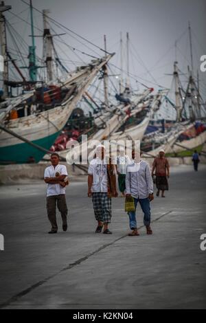 Jakarta, Indonésie. 06Th Sep 2017. Musulmans indonésiens promenades hors du port après la prière a pris fin au cours de l'Aïd Al-Adha à Port Sunda Kelapa. Les musulmans du monde entier célèbrent l'Aïd Al-Adha, ainsi appelé fête 'sacrifice' ou 'Bakr-Eid'. 01 septembre 2017 à Jakarta, Indonésie. Credit : SOPA/Alamy Images Limited Live News Banque D'Images