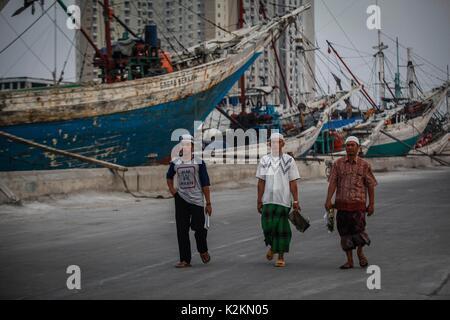 Jakarta, Indonésie. 06Th Sep 2017. Musulmans indonésiens promenades hors du port après la prière a pris fin au cours de l'Aïd Al-Adha à Port Sunda Kelapa. Les musulmans du monde entier célèbrent l'Aïd Al-Adha, ainsi appelé fête 'sacrifice' ou 'Bakr-Eid'. 01 septembre 2017 à Jakarta, Indonésie. Credit : SOPA/Alamy Images Limited Live News Banque D'Images