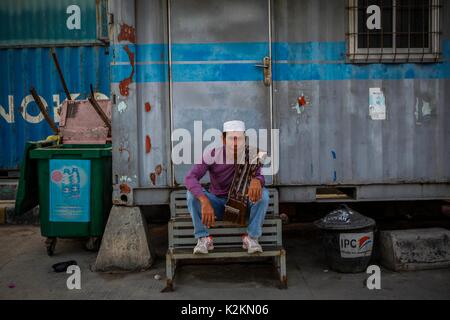 Jakarta, Indonésie. 06Th Sep 2017. Une musulmane indonésienne s'asseoir sur une petite maison de simulateurs d'après les prières se sont terminés au cours de l'Aïd Al-Adha à Port Sunda Kelapa. Les musulmans du monde entier célèbrent l'Aïd Al-Adha, ainsi appelé fête 'sacrifice' ou 'Bakr-Eid'. 01 septembre 2017 à Jakarta, Indonésie. Credit : SOPA/Alamy Images Limited Live News Banque D'Images