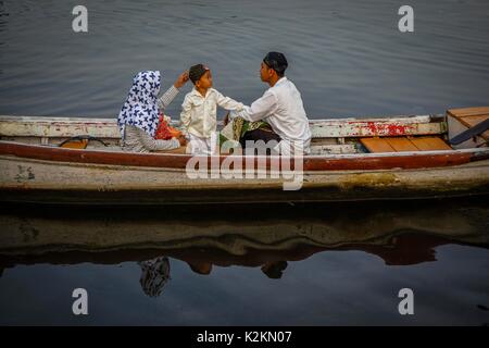 Jakarta, Indonésie. 06Th Sep 2017. Une famille musulmane indonésienne est perçu à l'intérieur d'un bateau en bois traditionnel au cours de Eid Al-Adha à Port Sunda Kelapa. Les musulmans du monde entier célèbrent l'Aïd Al-Adha, ainsi appelé fête 'sacrifice' ou 'Bakr-Eid'. 01 septembre 2017 à Jakarta, Indonésie. Credit : SOPA/Alamy Images Limited Live News Banque D'Images