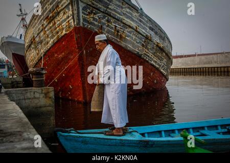 Jakarta, Indonésie. 06Th Sep 2017. Un musulman indonésien marche à partir d'un bateau après la prière a pris fin au cours de l'Aïd Al-Adha à Port Sunda Kelapa. Les musulmans du monde entier célèbrent l'Aïd Al-Adha, ainsi appelé fête 'sacrifice' ou 'Bakr-Eid'. 01 septembre 2017 à Jakarta, Indonésie. Credit : SOPA/Alamy Images Limited Live News Banque D'Images