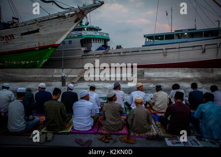 Jakarta, Indonésie. 06Th Sep 2017. Musulmans Indonésiens participent à nos prières pendant Eid Al-Adha à Port Sunda Kelapa. Les musulmans du monde entier célèbrent l'Aïd Al-Adha, ainsi appelé fête 'sacrifice' ou 'Bakr-Eid'. 01 septembre 2017 à Jakarta, Indonésie. Credit : SOPA/Alamy Images Limited Live News Banque D'Images