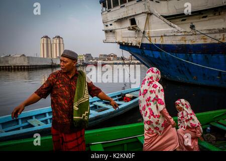 Jakarta, Indonésie. 06Th Sep 2017. Musulmans indonésiens se sont vu sur bateau traditionnel en bois comme ils prennent part d'Eid Al-Adha à Port Sunda Kelapa. Les musulmans du monde entier célèbrent l'Aïd Al-Adha, ainsi appelé fête 'sacrifice' ou 'Bakr-Eid'. 01 septembre 2017 à Jakarta, Indonésie. Credit : SOPA/Alamy Images Limited Live News Banque D'Images