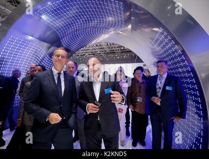 Berlin, Allemagne. Du 1er septembre 2017. Le maire de Berlin Michael Mueller parle au vice-président de Samsung en Allemagne, Martin Boerner, à l'IFA 2017 exposition industrielle à Berlin, Allemagne, 1 septembre 2017. Le salon se tiendra jusqu'au 6 septembre 2017. Photo : Kay Nietfeld/dpa/Alamy Live News Banque D'Images