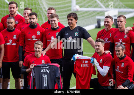 Cardiff, Wales, UK, 1er septembre 2017. Pays de Galles manager Chris Coleman et les joueurs y compris les anciens joueurs loups (holding shirts) David Edwards et Wayne Hennessey posent pour une photo à l'appui de l'attaquant Carl Ikeme qui reçoit un traitement pour la leucémie au cours de l'entraînement à Cardiff City Stadium à venir de la Coupe du Monde 2018 match de qualification contre l'Autriche. Credit : Mark Hawkins/Alamy Live News Banque D'Images