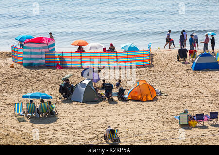 Bournemouth, Dorset, Royaume-Uni. 1er septembre 2017. Temps au Royaume-Uni : belle journée ensoleillée et chaude à la plage de Bournemouth - les visiteurs y viennent tôt pour obtenir un bon endroit pour la deuxième journée du festival de l'air de Bournemouth sur la côte sud. Crédit : Carolyn Jenkins/Alay Live News Banque D'Images