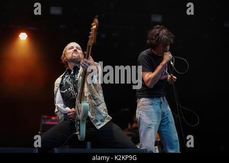 UK. Août 31, 2017. Manfredo et Lias Arabie (droite) d'Moonlandingz en live sur les bois à l'honneur à la fin de la route 2017 Festival à Larmer Tree Gardens dans le Dorset. Date de la photo : Le jeudi, 31 août, 2017. Crédit photo doit se lire : Roger Garfield/Alamy Banque D'Images