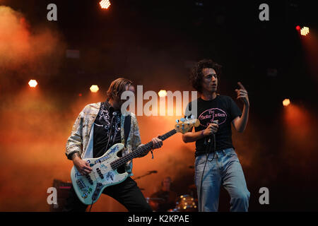 UK. Août 31, 2017. Manfredo et Lias Arabie (droite) d'Moonlandingz en live sur les bois à l'honneur à la fin de la route 2017 Festival à Larmer Tree Gardens dans le Dorset. Date de la photo : Le jeudi, 31 août, 2017. Crédit photo doit se lire : Roger Garfield/Alamy Banque D'Images