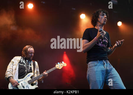 UK. Août 31, 2017. Manfredo et Lias Arabie (droite) d'Moonlandingz en live sur les bois à l'honneur à la fin de la route 2017 Festival à Larmer Tree Gardens dans le Dorset. Date de la photo : Le jeudi, 31 août, 2017. Crédit photo doit se lire : Roger Garfield/Alamy Banque D'Images