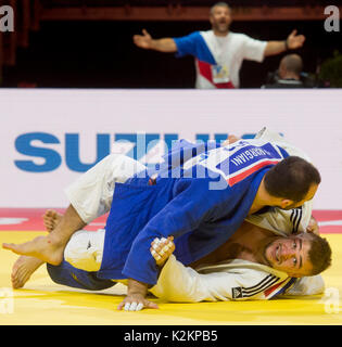 Budapest, Hongrie. 06Th Sep 2017. Le judoka tchèque David Klammert (robe blanche) et Ushangi Margiani judoka géorgien en action pendant le match de la catégorie -90 kg hommes, 3ème tour, dans le championnat du monde de judo 2017 Suzuki à Budapest, Hongrie, le 1 septembre 2017. Photo : CTK Vit Simanek/Photo/Alamy Live News Banque D'Images