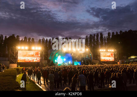 Berlin, Allemagne. Août 31, 2017. Yello effectuer en direct sur scène à l'IFA-Sommergarten le 31 août 2017 à Berlin, Allemagne. Credit : Geisler-Fotopress/Alamy Live News Banque D'Images