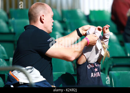 Stamford, au Royaume-Uni. 06Th Sep 2017. Mia Tindall se sent la chaleur et obtient son père Mike Tindall à enlever son cavalier avant de regarder sa mère Zara Tindall après elle montait haut royaume durant sa phase de dressage à la Land Rover Burghley Horse Trials le deuxième jour de l'événement de trois jours à Burghley House à Stamford, Lincolnshire le 1 septembre 2017. Crédit : Paul Marriott/Alamy Live News Banque D'Images
