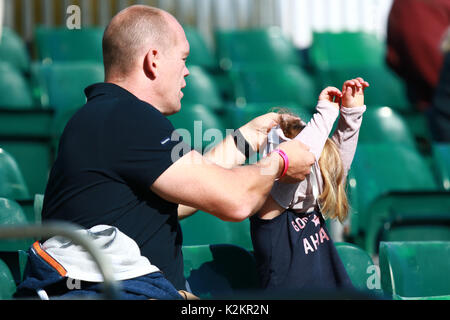 Stamford, au Royaume-Uni. 06Th Sep 2017. Mia Tindall se sent la chaleur et obtient son père Mike Tindall à enlever son cavalier avant de regarder sa mère Zara Tindall après elle montait haut royaume durant sa phase de dressage à la Land Rover Burghley Horse Trials le deuxième jour de l'événement de trois jours à Burghley House à Stamford, Lincolnshire le 1 septembre 2017. Crédit : Paul Marriott/Alamy Live News Banque D'Images