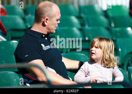 Stamford, au Royaume-Uni. 06Th Sep 2017. Mia Tindall se sent la chaleur et obtient son père Mike Tindall à enlever son cavalier avant de regarder sa mère Zara Tindall après elle montait haut royaume durant sa phase de dressage à la Land Rover Burghley Horse Trials le deuxième jour de l'événement de trois jours à Burghley House à Stamford, Lincolnshire le 1 septembre 2017. Crédit : Paul Marriott/Alamy Live News Banque D'Images