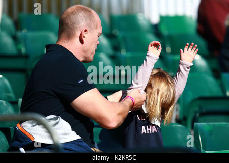 Stamford, au Royaume-Uni. 06Th Sep 2017. Mia Tindall se sent la chaleur et obtient son père Mike Tindall à enlever son cavalier avant de regarder sa mère Zara Tindall après elle montait haut royaume durant sa phase de dressage à la Land Rover Burghley Horse Trials le deuxième jour de l'événement de trois jours à Burghley House à Stamford, Lincolnshire le 1 septembre 2017. Crédit : Paul Marriott/Alamy Live News Banque D'Images