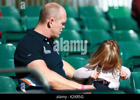 Stamford, au Royaume-Uni. 06Th Sep 2017. Mia Tindall se sent la chaleur et obtient son père Mike Tindall à enlever son cavalier avant de regarder sa mère Zara Tindall après elle montait haut royaume durant sa phase de dressage à la Land Rover Burghley Horse Trials le deuxième jour de l'événement de trois jours à Burghley House à Stamford, Lincolnshire le 1 septembre 2017. Crédit : Paul Marriott/Alamy Live News Banque D'Images