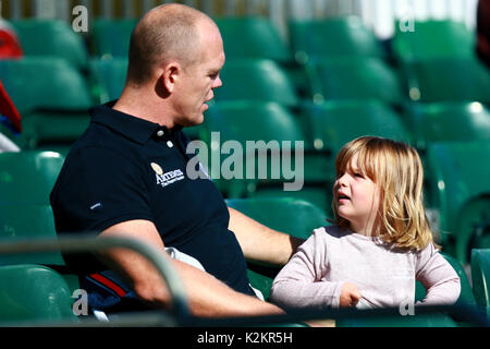 Stamford, au Royaume-Uni. 06Th Sep 2017. Mia Tindall se sent la chaleur et obtient son père Mike Tindall à enlever son cavalier avant de regarder sa mère Zara Tindall après elle montait haut royaume durant sa phase de dressage à la Land Rover Burghley Horse Trials le deuxième jour de l'événement de trois jours à Burghley House à Stamford, Lincolnshire le 1 septembre 2017. Crédit : Paul Marriott/Alamy Live News Banque D'Images