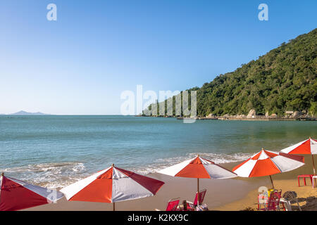 Plage de Praia de Laranjeiras - Balneario Camboriu, Santa Catarina, Brésil Banque D'Images