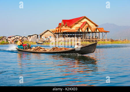 Lac Inle, Myanmar - janvier 04, 2007 : Les Birmans voyageant par bateau à moteur traditionnel de village de pêcheurs avec des maisons sur pilotis sur l'eau Banque D'Images