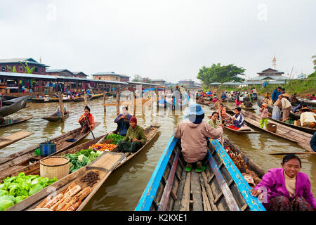 Lac Inle, Myanmar - janvier 04, 2007 : les autochtones vendent des légumes, des fruits, et de l'artisanat traditionnel sur marché du matin flottant Banque D'Images