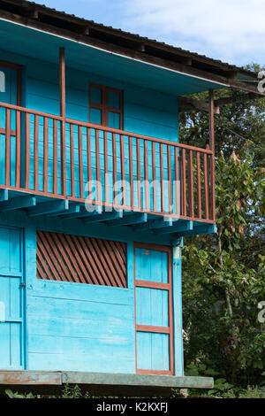 2 juin 2017 Jondachi, Équateur : maison bois colorés closeup détail dans la jungle dans la région amazonienne Banque D'Images