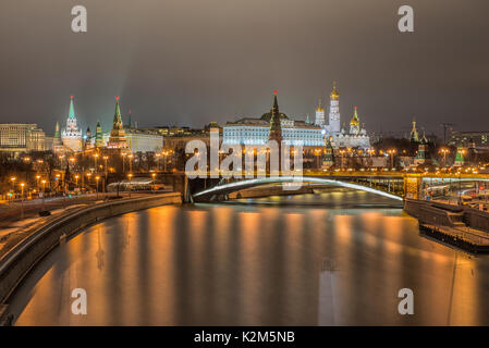 Superbe vue de la nuit de Kremlin dans l'hiver, Moscou, Russie Banque D'Images