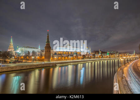 Superbe vue de la nuit de Kremlin dans l'hiver, Moscou, Russie Banque D'Images