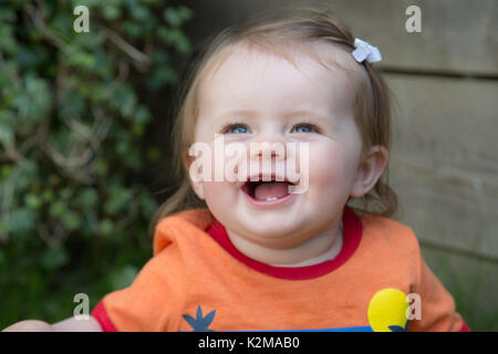 Heureux bébé fille de 10 mois clapping Banque D'Images