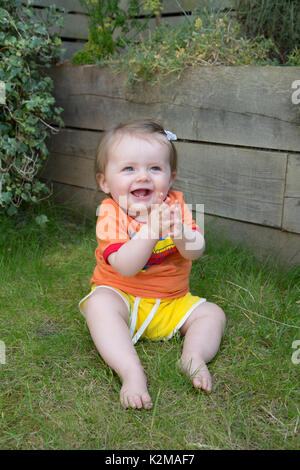 Heureux bébé fille de 10 mois clapping Banque D'Images