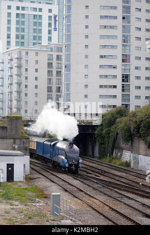 "Dominion de la Nouvelle-Zélande" passe sous la ligne de Cardiff Cardiff Valleys, rue Queen et des chefs est le long de la ligne de secours de. Banque D'Images