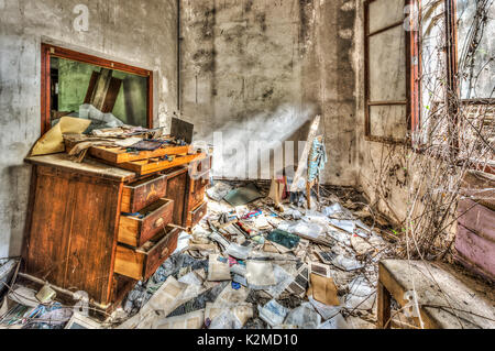 Sale vieux meubles de bureau dans une usine abandonnée Banque D'Images