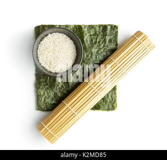 Feuille de nori vert , riz et bambou isolé sur fond blanc. Ingrédients sushis. Banque D'Images