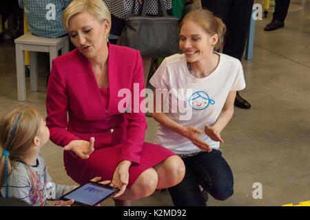 La Première Dame polonaise Agata, Kornhauser-Duda avec les élèves au cours d'une visite du Centre des sciences Copernic 6 juillet 2017 à Varsovie, Pologne. Banque D'Images