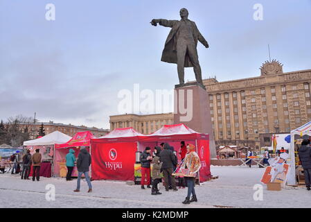 Plateau tentes sous un monument à Vladimir Lénine pendant le carnaval Banque D'Images