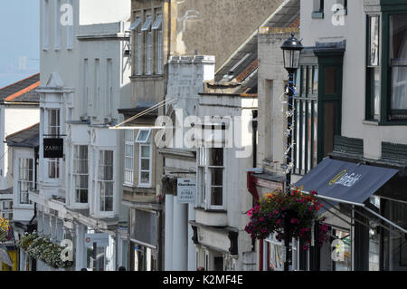 1er étage Appartements dans un centre-ville propriétés mitoyennes entassés l'un sur l'autre à peu de location d'hébergement appartements appartements villes villes britanniques Banque D'Images