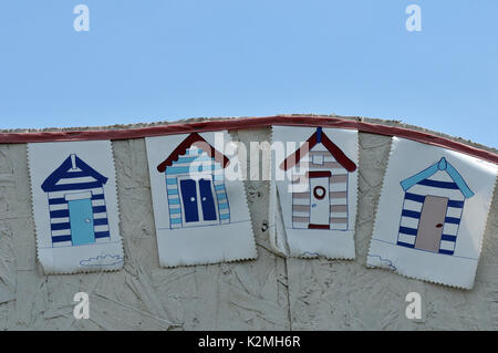 Quelques drapeaux ou banderoles sur le côté d'une cabane de plage montrant des cabines de plage et un thème côtières de la station nautique littoral maritime maritime littoral Banque D'Images